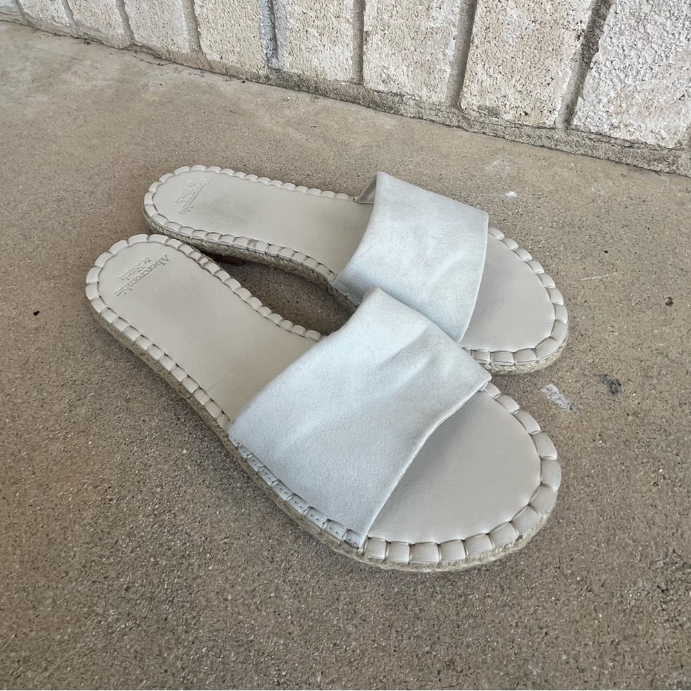 Women's Abercrombie and Fitch suede and straw open toe sandals,‎ 7.5 off white
